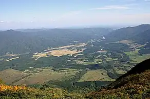 禿岳山頂からの鬼首カルデラの眺望。中央右よりに上大沢ダム(かむろ湖)が見えている。