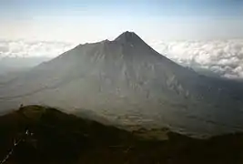 メルバブ山（英語版）から望むムラピ山