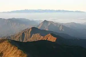 大朝日岳より望む祝瓶山(中央)と飯豊連峰(奥)
