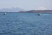 室蘭港より遠望する有珠山(左奥)と羊蹄山(右奥)