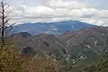 大菩薩嶺より見た北奥千丈岳（右）と金峰山（左）