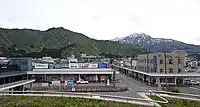 東口の駅前風景。左端がショッピングセンター「RARA」