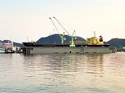 石灰石運搬船が入渠中の浮ドック(広島県。向島ドック)