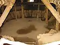 復元された弥生建物内部(洞ノ原地区東側丘陵)