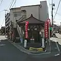 向台子育地蔵尊（右へ進むと川島商店街、左へ進むと方南通りへ至る）