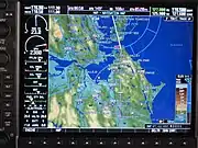 地形、地名、現在位置、航路などが統合表示されたガーミン製のMFD（G1000）