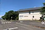 城跡公園内にある村松郷土資料館(2020年5月)城郭内を貫く左側の道路は蒲原鉄道線の跡。