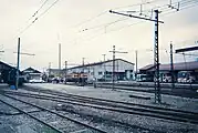 駅構内の蒲原鉄道線車庫（1998年12月）