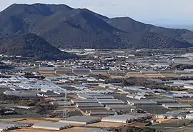 北東側から望む村松町付近の集落と農地、奥に雨乞山
