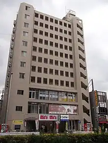 3Fテナントの1室に本社が入居する村松苑ビル、4F-11Fは分譲マンション（2014年7月）