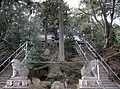 参道（拝殿から上段方向）本殿・八幡宮それぞれに参道を付す。