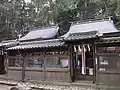 本殿（右）と八幡宮（左）最上段の板垣内に同一の規模で鎮座。