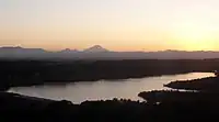 西武園ゆうえんち内アトラクションから撮影した村山貯水池（村山下貯水池）全景。冬季の10月下旬から3月頃までの天候の良い日には富士山を眺めることが出来る