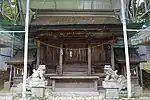 上宮本殿と左の諏訪神社、右の八王子社。（2022年（令和4年）5月）