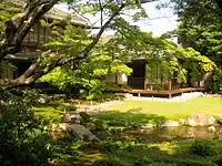 山縣公爵家の別邸無鄰菴(京都府京都市左京区)。館自体は銘木などを使用しているわけではなく質素な造りだが、この館の真価はそれぞれの部屋からの庭園の景観にある。
