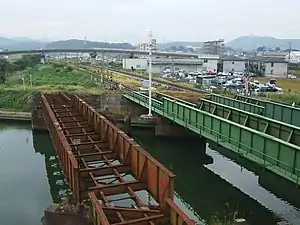 西川橋りょう跡右は遠賀川方、奥が室木方2007年10月7日