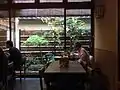 店舗内にある中庭を見る（2016年4月15日撮影）
