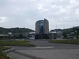 駅舎外観と駅前広場(2007年6月)