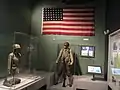 M1941フィールドジャケット（中央）（フランスサント＝メール＝エグリーズ空挺部隊博物館（フランス語版）の展示物）