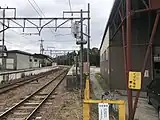近江八幡寄の踏切から見た駅全景（かつては、右側の建物とホームの間に東洋カーボン(現：東海カーボン)への専用線があった）