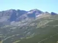 ふもとから見たムサラ山。シャレームサラ山とエベレストシェルターも同様に見ることができる。
