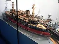 魚雷防御網を展開したフランス海軍の戦艦オッシュ