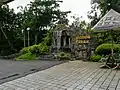博物館入り口の滝