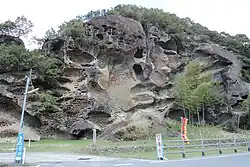 高池の虫喰岩。