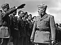 1935-36年の第二次エチオピア戦争で閲兵するムッソリーニに敬礼する兵士
