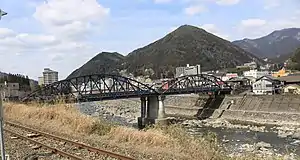 西側の木曽川右岸下流から望む六見橋、左手前に高山本線(2017年3月25日)