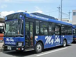 三郷駅前に停車中のマイスカイ交通バス