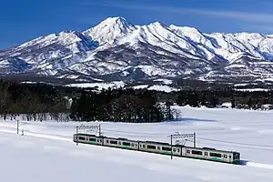 妙高山をバックに走行するET127系（2022年2月 関山駅 - 二本木駅間）
