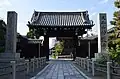 山門と参道