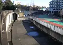 中野区と新宿区の境にある哲学堂公園。左側の妙正寺川の水位が上がると、右側の公園は調整池となる。