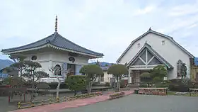 明導寺本堂(右の建物)