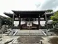 本殿。彼岸の季節には幕が張られる