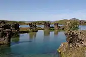 〈壁〉の向こう側のシーンはアイスランドのミーヴァトン湖(左)と近くの洞窟(右)で撮影された