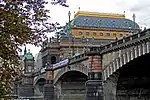 1881年開場の国民劇場(左)、火災焼失後1883年に再建された国民劇場(右)