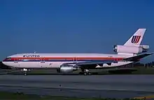 ユナイテッド航空塗装のDC-10-10型機の写真。