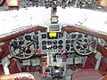 ダグラス DC-3。操舵輪は円形。