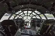 B-29のコックピット。機長席および副操縦士席の前（画像奥側）、ガラス張りの機首の最先端部が爆撃手席。