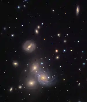 NGC 70は、画像の中央下部にある渦巻銀河である。近隣にある楕円銀河は、NGC 68(下)とNGC 71(上)である。