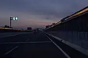 夜の光景。パイプ照明がオレンジ色に光る。視線誘導も兼ねる。