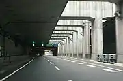 名古屋市道鏡ヶ池線直下の半地下区間（四谷出口付近）