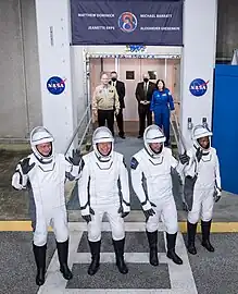 ニール・アームストロング・オペレーション・アンド・チェックアウト・ビルディングの前のCrew-8の宇宙飛行士