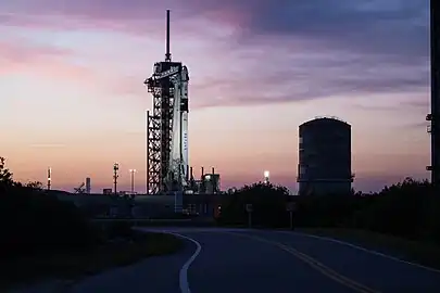 LC-39Aでファルコン9ロケットの上に載せられたクルードラゴン エンデバー