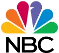 変更されたワードマークが付いた色付きの孔雀によって象徴される NBC のロゴ。（2013–2022)