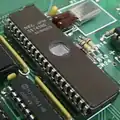 8749 マイクロコントローラ。内蔵EPROMにプログラムを格納する。