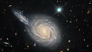 ハッブル宇宙望遠鏡によるNGC 105（中央）とPGC 212515（左上）の画像