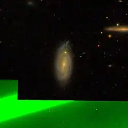 スローン・デジタル・スカイサーベイが撮影したNGC 327(中央)とNGC 325(右上)
